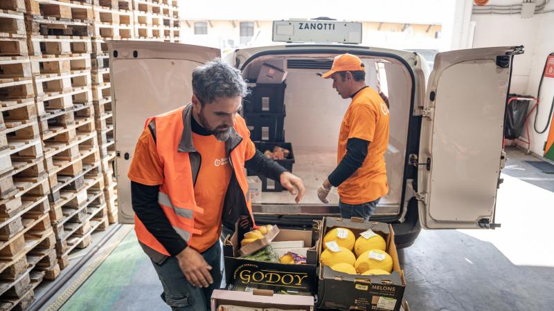 Dipendenti Banco Alimentare del Lazio durante la distribuzione