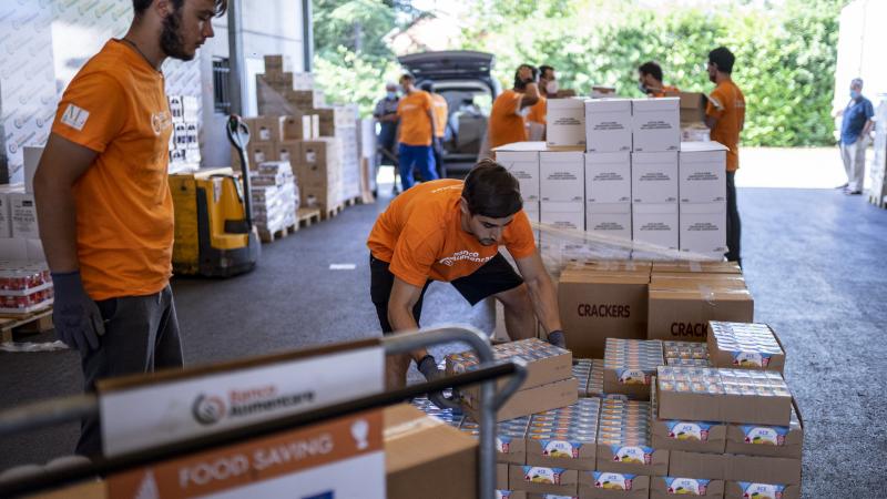 Volontari al lavoro nel magazzino di Imola